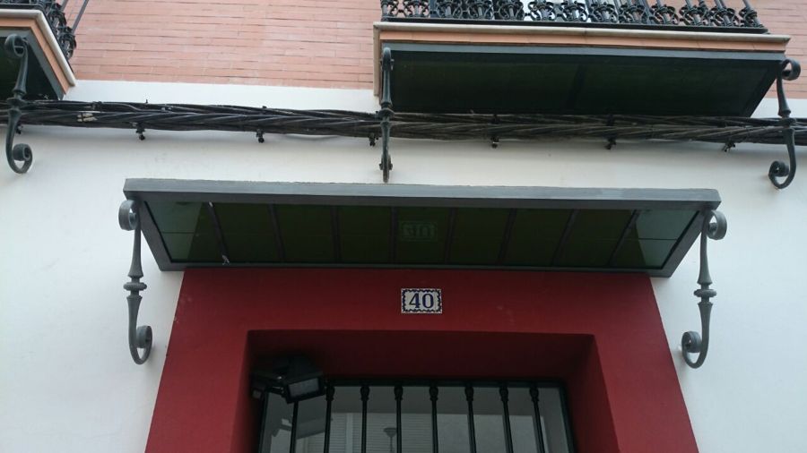 Fabricación y colocación de marquesina