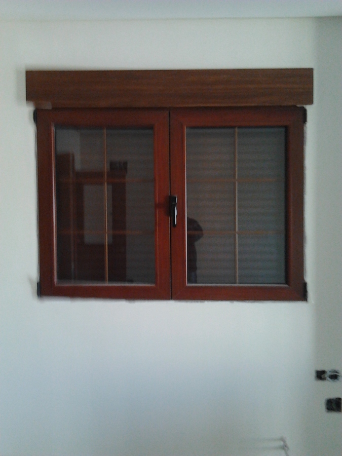 ALUMINIO COLOR MADERA CON CRISTALERIA DE SEGURIDAD