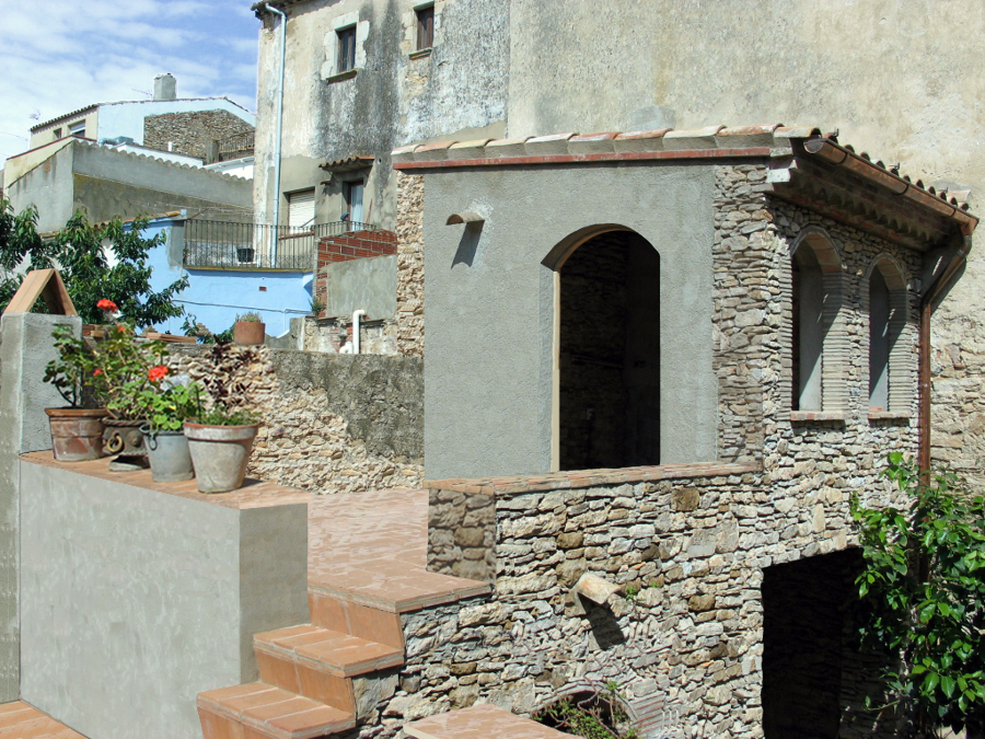 Ampliación vivienda en casco antiguo, Begur (Girona)