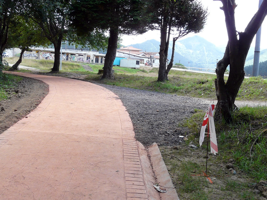 Amueblamiento y pavimentación de camino de Hambre