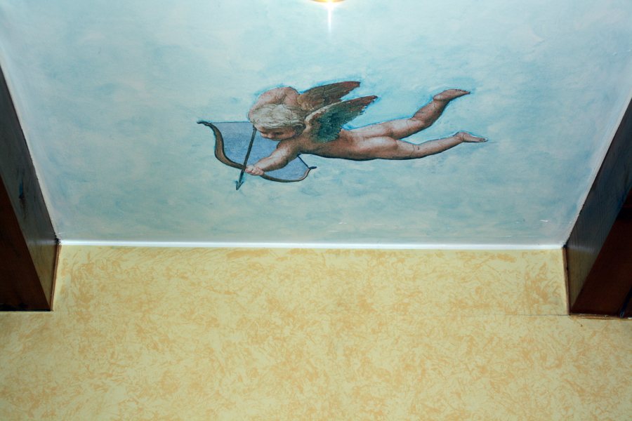 Ángel en dormitorio