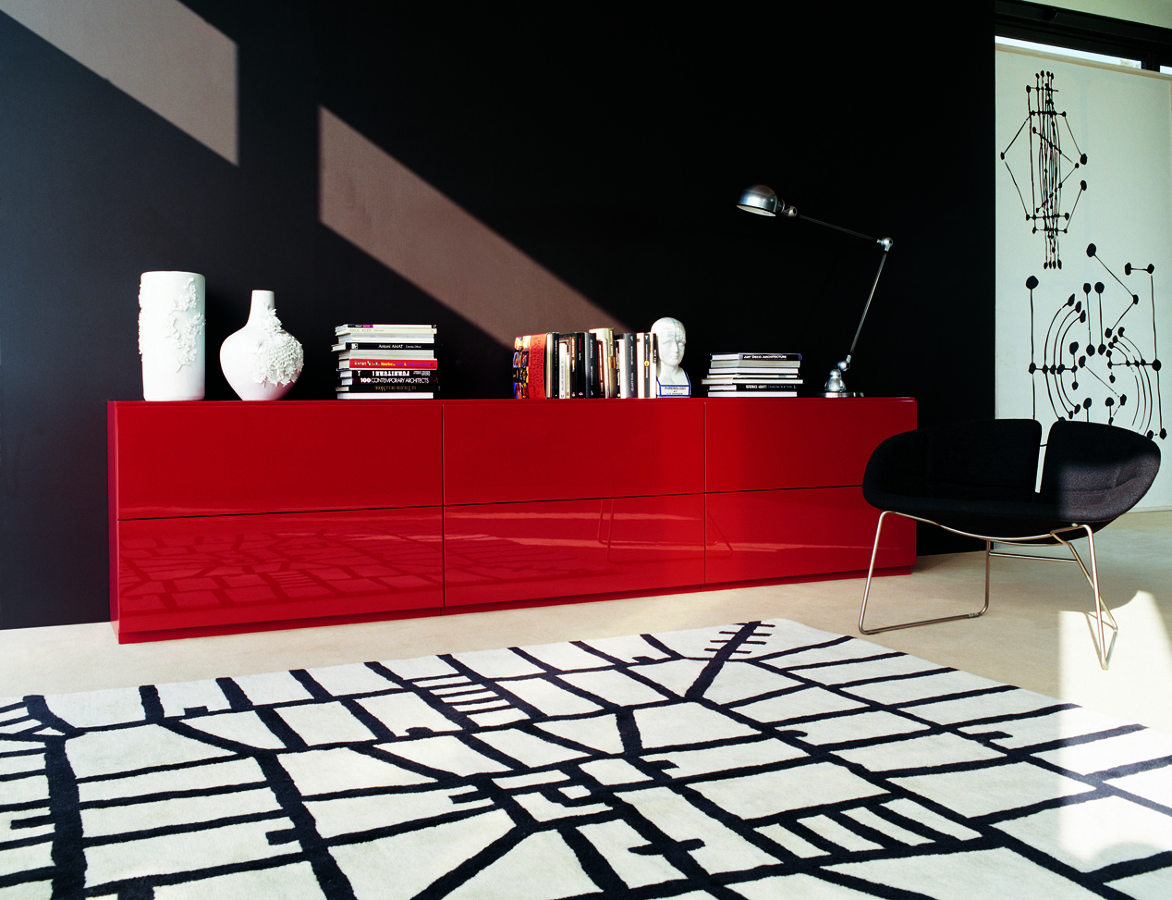 APARADOR EN LACA ROJA BRILLO.