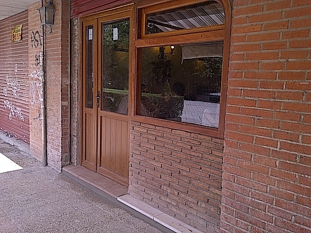 APERTURA DE PUERTA EN UN BAR