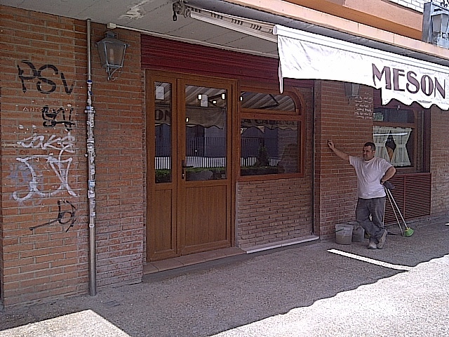 APERTURA DE PUERTA EN UN BAR
