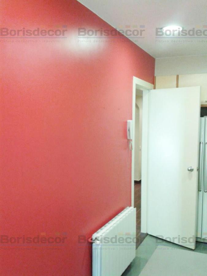 Aplicación de esmalte al agua en paredes