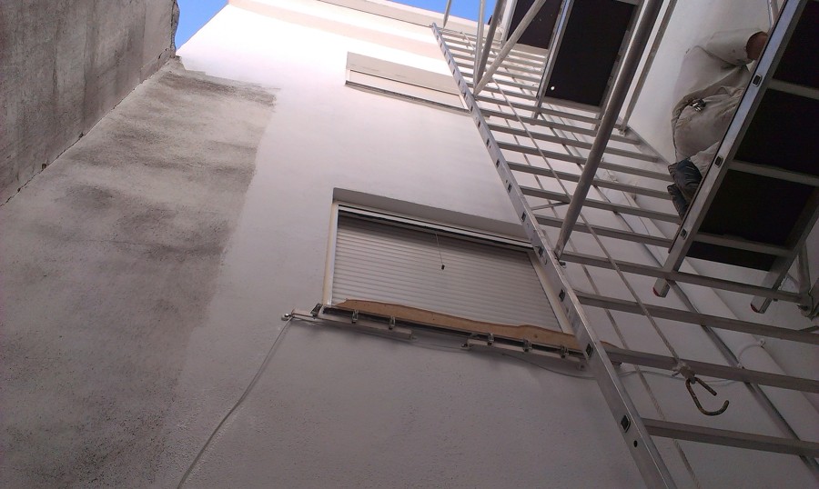 aplicación de pintura en patio 