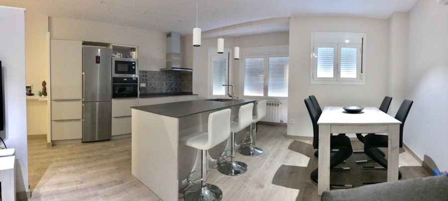 CUINA OBERTA A PETIT MENJADOR