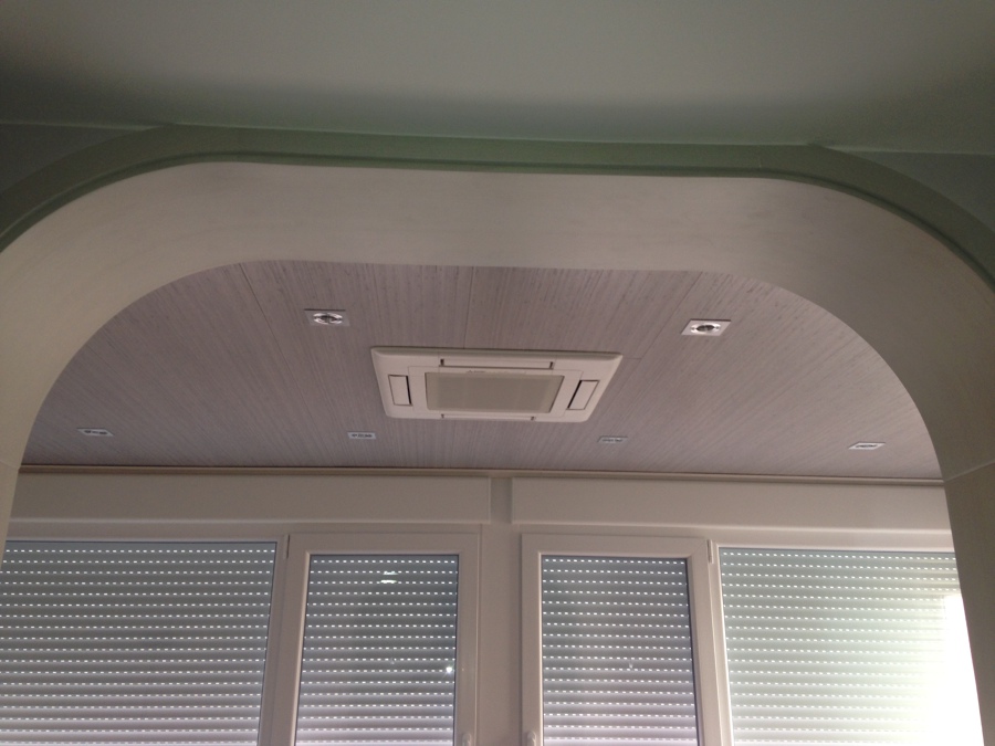 Arco de madera lacada, rebestimiento de techo y aire acondicionado