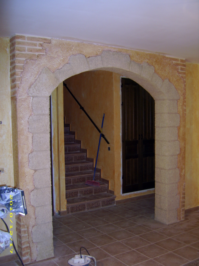 Arco en salon con pintura decorativa texturon naturpiedra