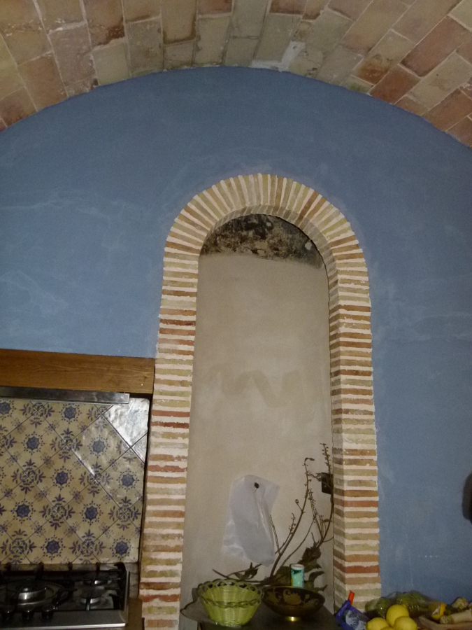 Arco imitación antigua en cocina rústica