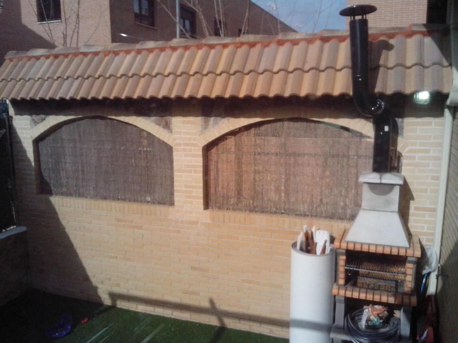 Arcos y tejadillo en fachada