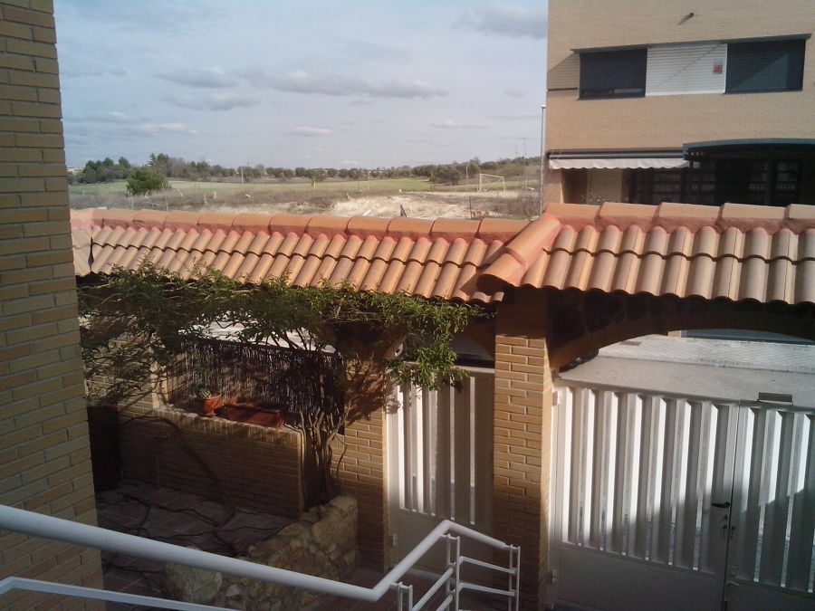 Arcos y tejadillo en fachada