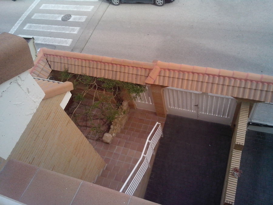 Arcos y tejadillo en fachada