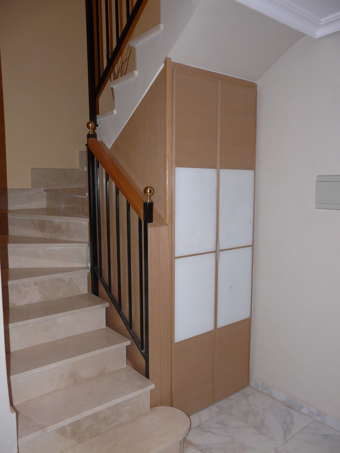 ARMARIOS EN HUECOS DE ESCALERA HAYA CON LACOBEL BLANCO