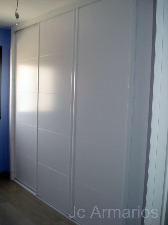 Armario a medida blanco con pantografiado