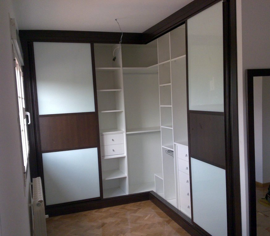 Armario  a medida en L, detalle acceso a rincón. 