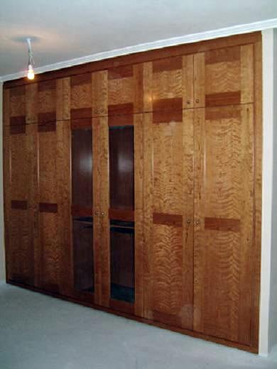 Armario abatible a medida modelo Nazari 2. Armario con puertas abatibles fabricado a medida.