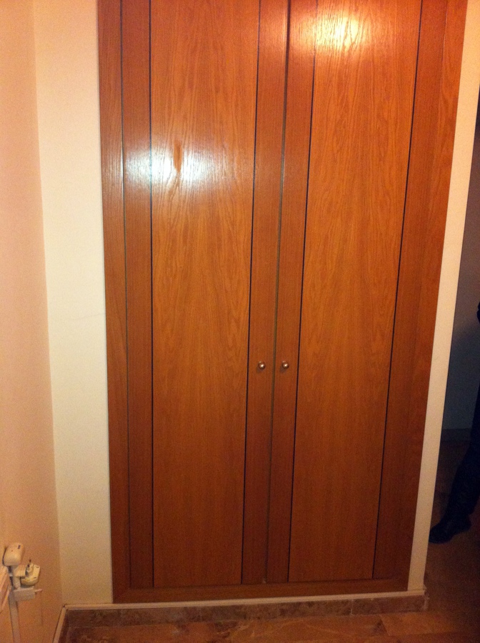 Armario abatible en cerezo con greca en negro