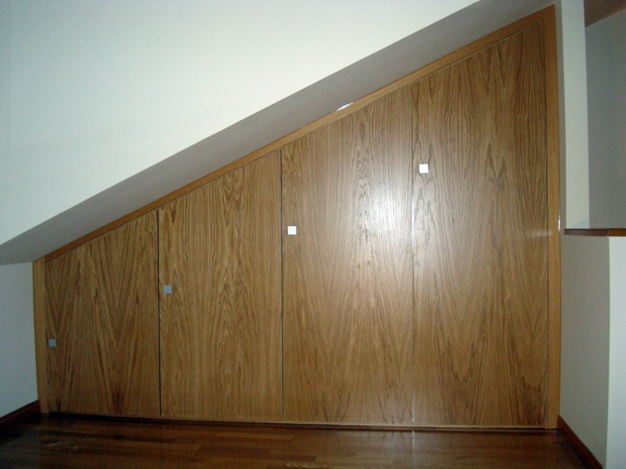 Armario abuhardillado en roble barnizado