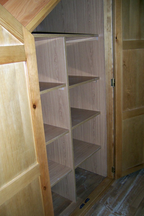 Armario bajo escalera. Detalle interior