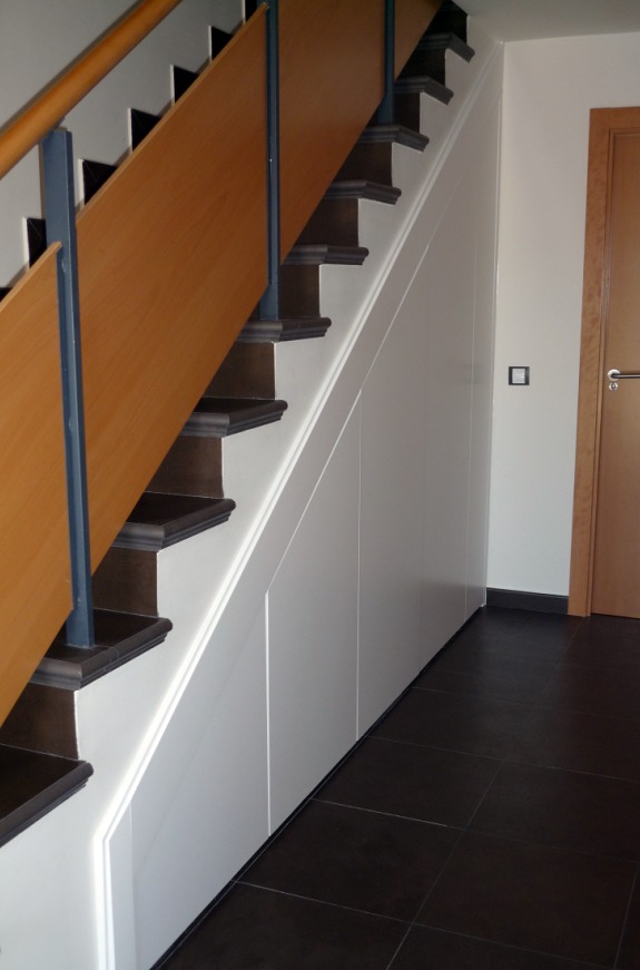 armario bajo escalera lacado II