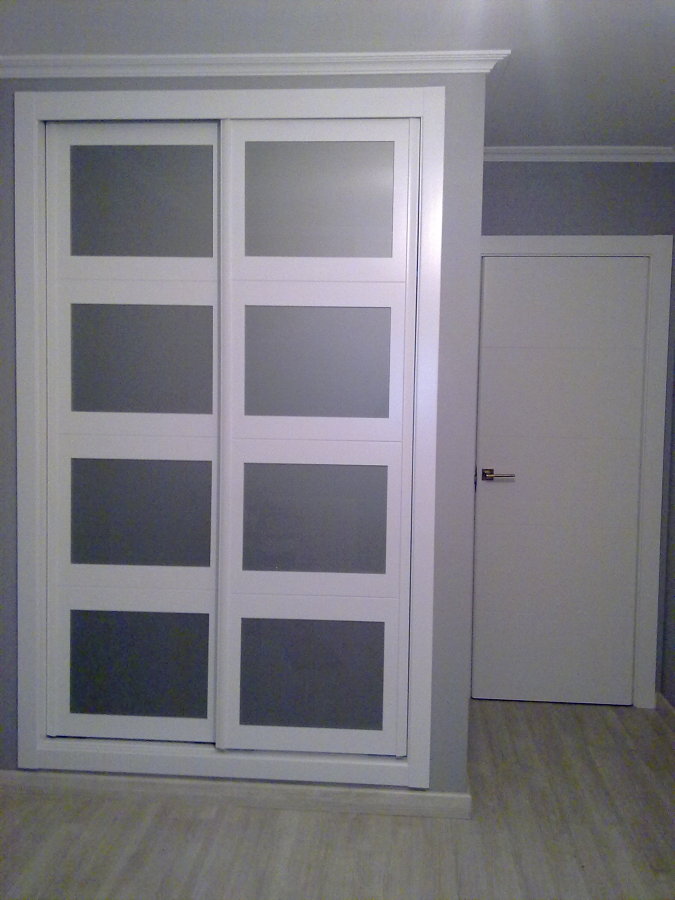 Armario blanco y cristal