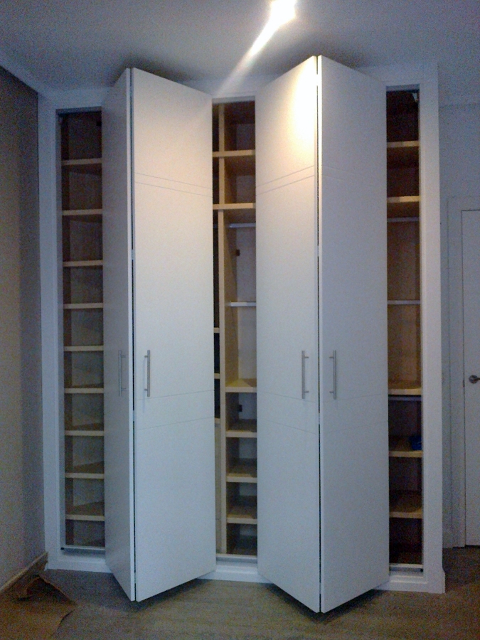 Armario con frente e interior.