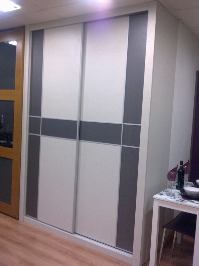 ARMARIO CON PUERTAS CORREDERAS MINIMALISTAS