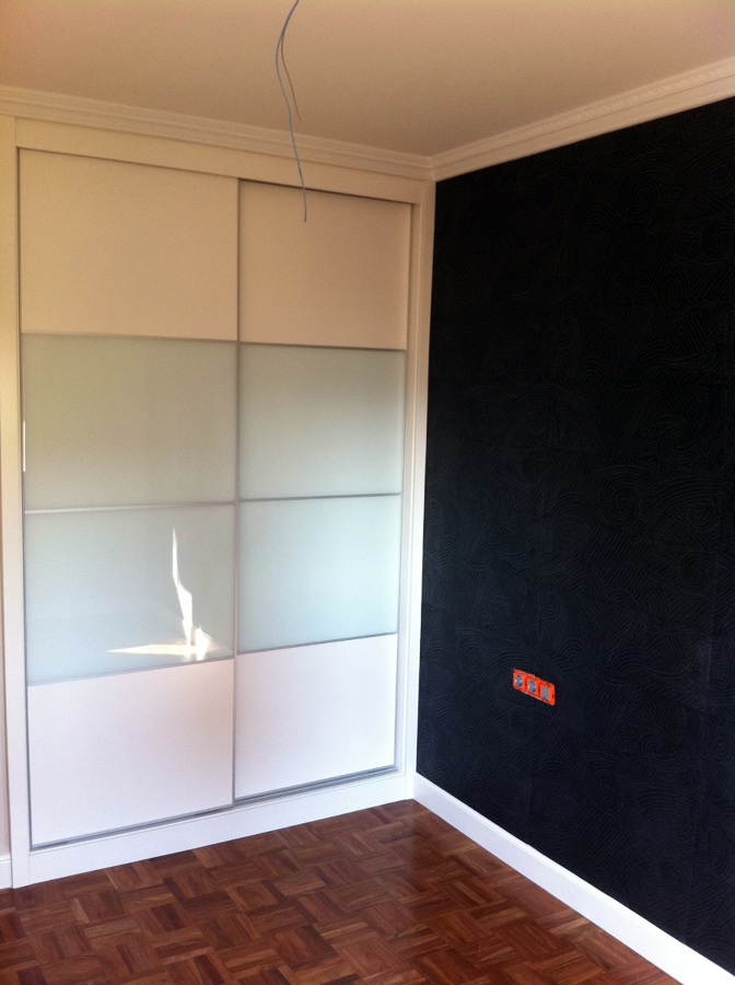 Armario corredera cristal lacado