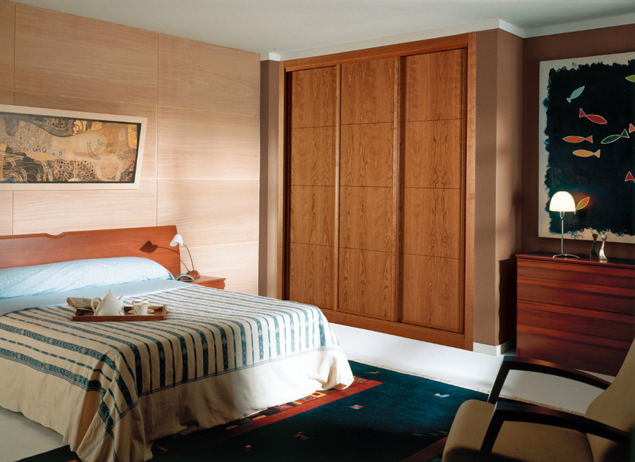 Armario corredera rechapado cerezo pantografiado