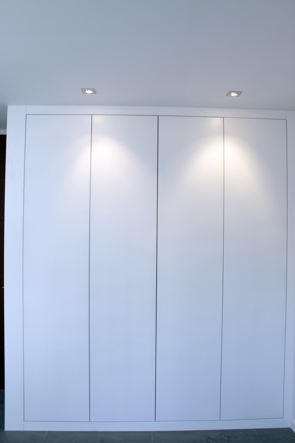 Armario de 4 puertas abatibles. Lacado Blanco