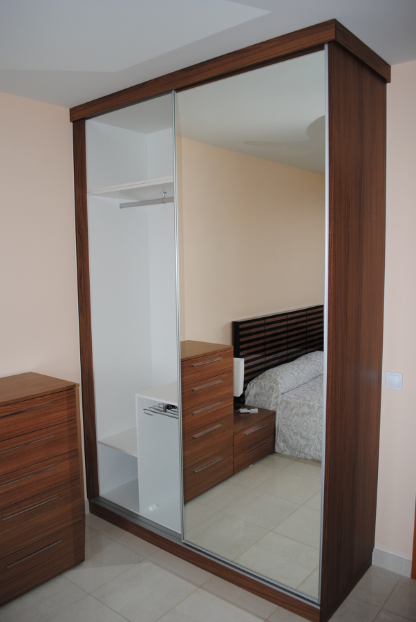 Armario de puertas correderas en espejo