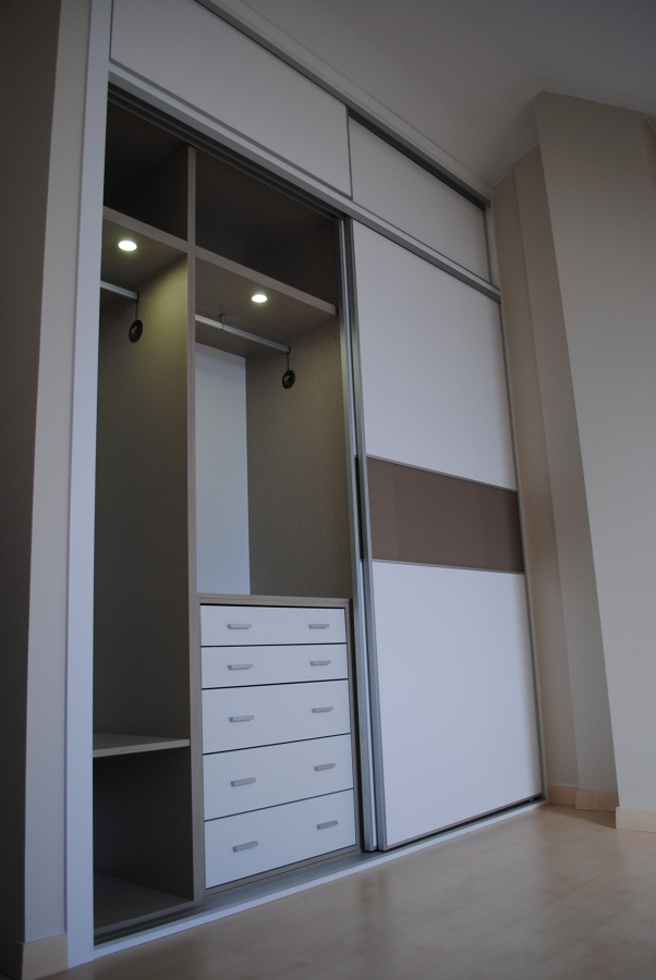 Armario de puertas correderas 