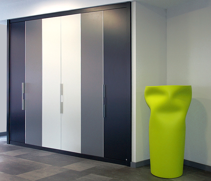 Armario de puertas plegables Serie Zafiro.
