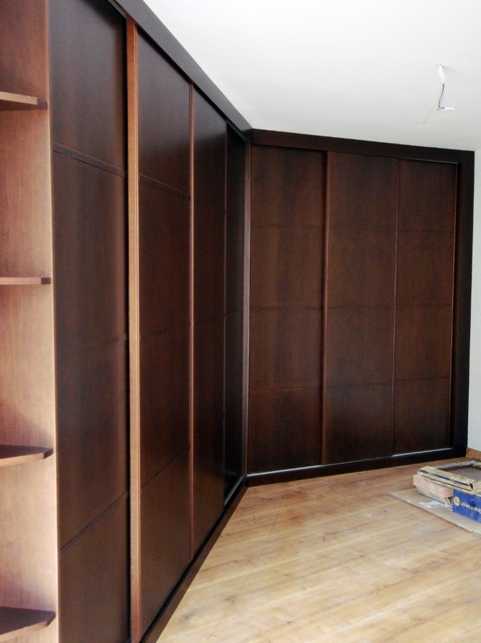 Armario de puertas rechapadas en nogal