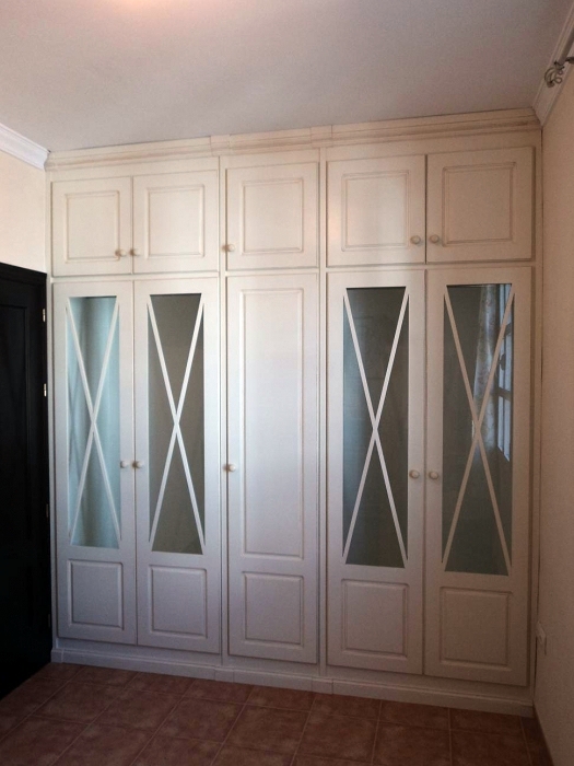 Armario empotrado abatible.