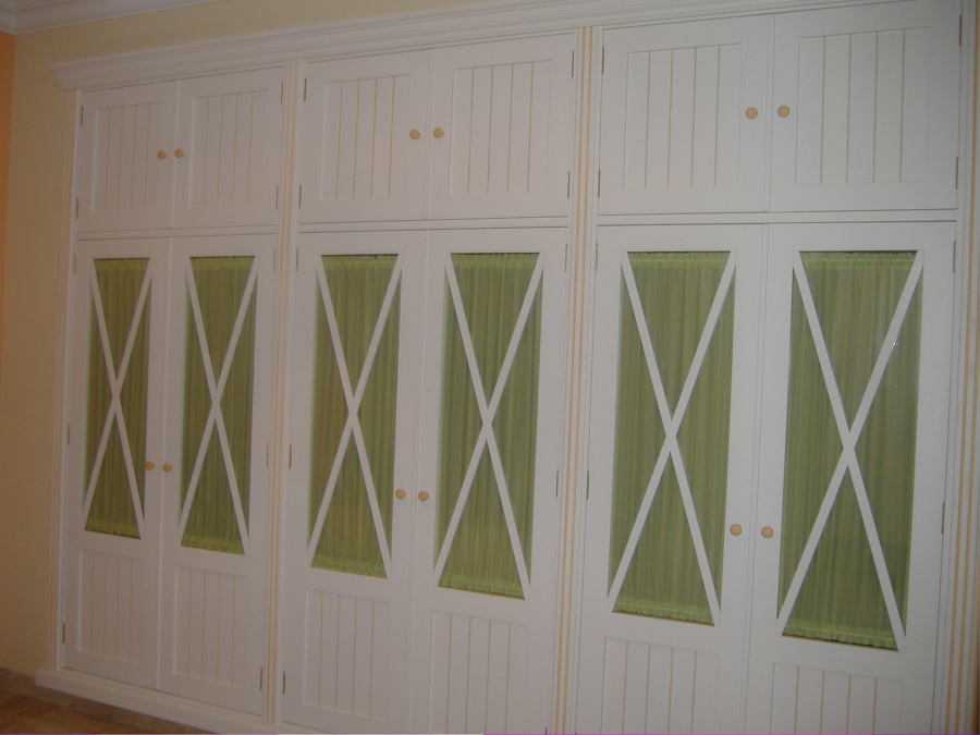 Armario empotrado blanco roto, pátina.