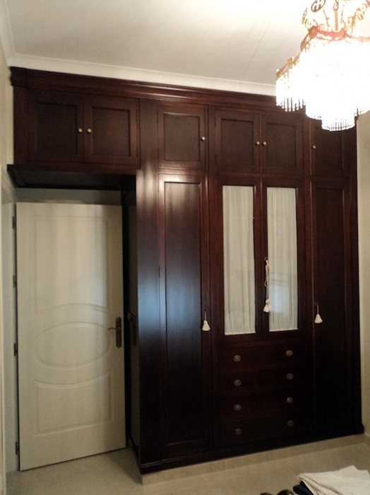 Armario empotrado con altillo.