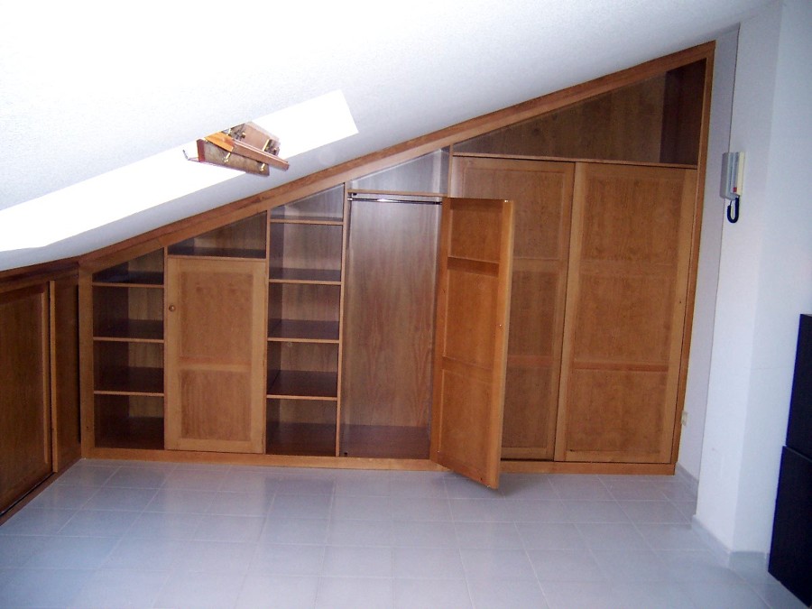 Armario en ángulo en buhardilla
