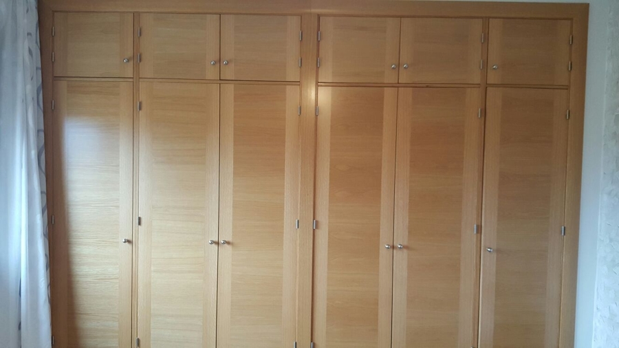 Armario empotrado de 6 puertas abatibles