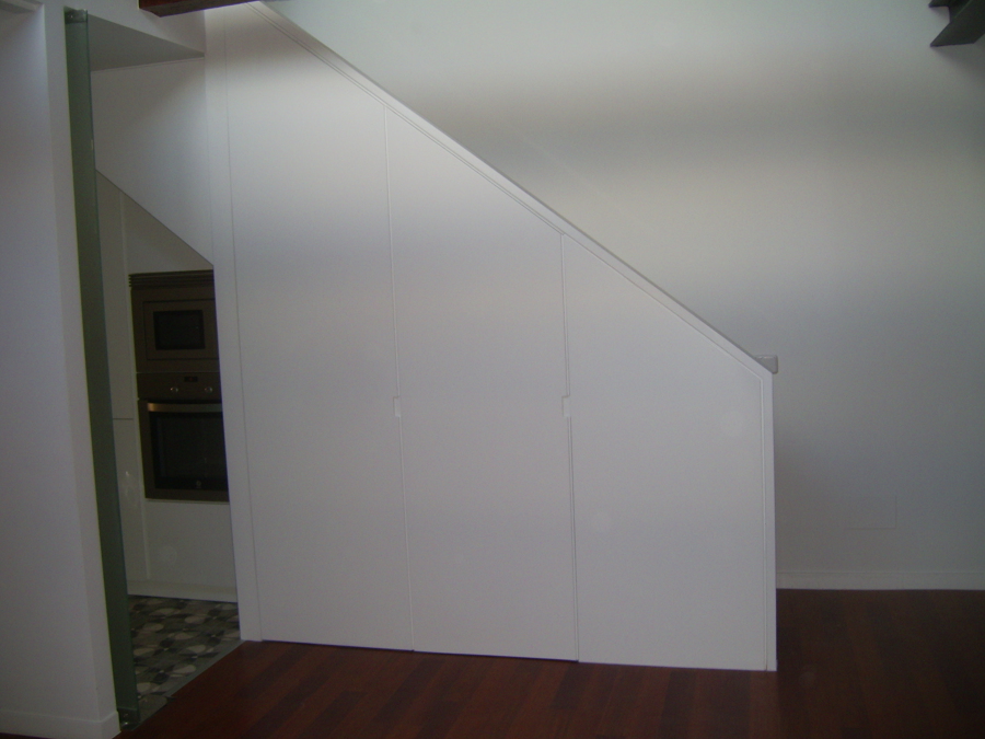 Armario oculto en tiro de escalera