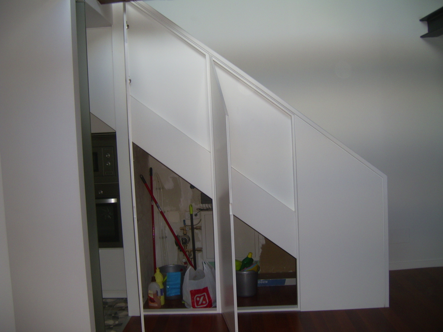 Armario oculto en tiro de escalera