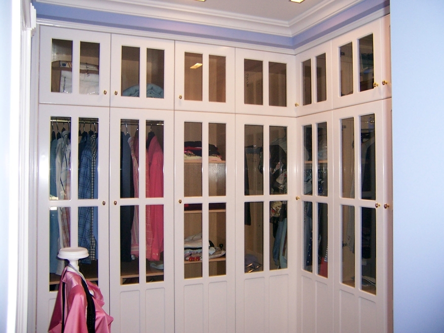 Armario ropero con puertas acristaladas