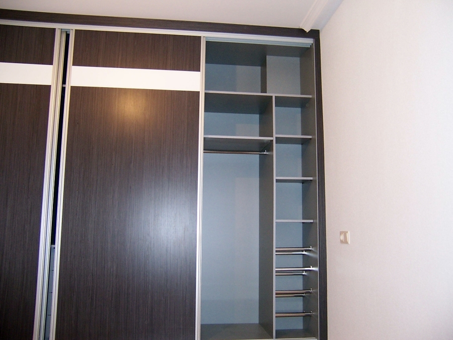 Armario ropero con puertas correderas.