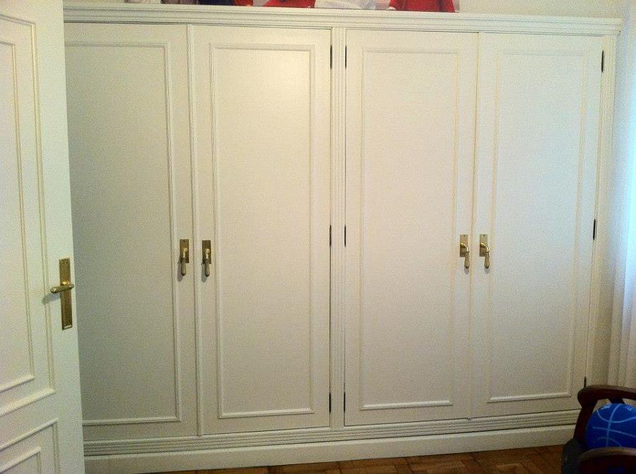 Armario y puertas lacadas en blanco.