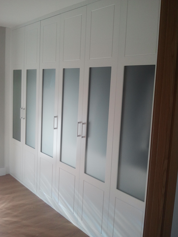 Armario fabricado en DM lacado en blanco con cristales mates