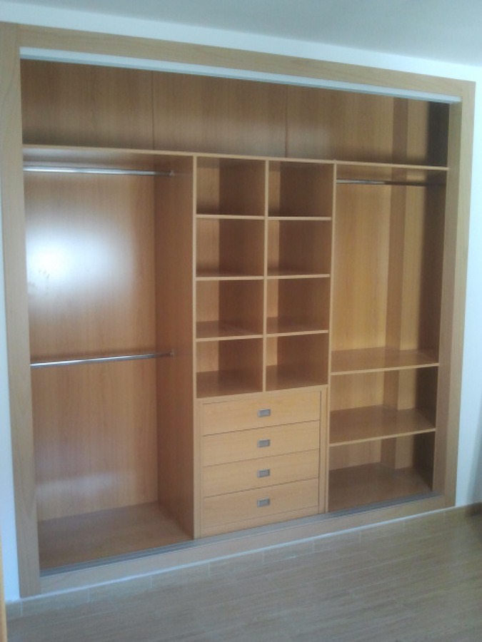 Interior de armario fabricado en melamina de haya