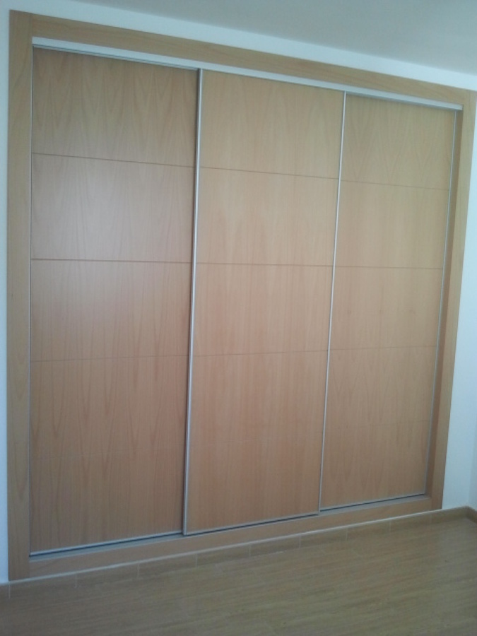 Frente de armario fabricado en tablero rechapado en haya barnizado