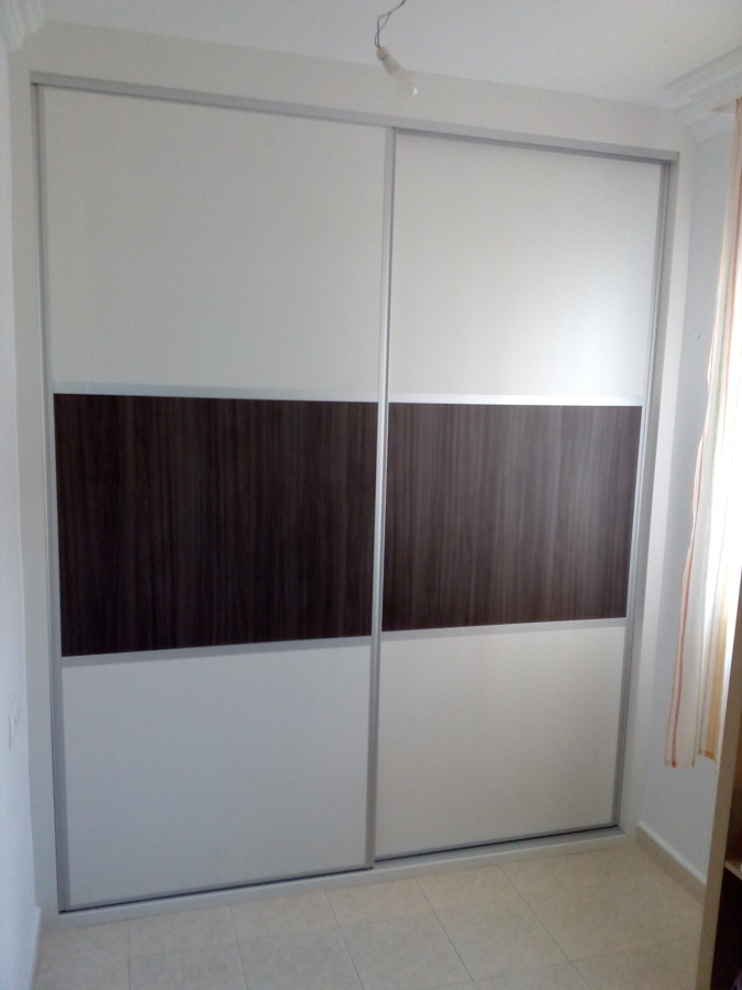 Armario fabricado en melamina blanca con una franja en color ceniza