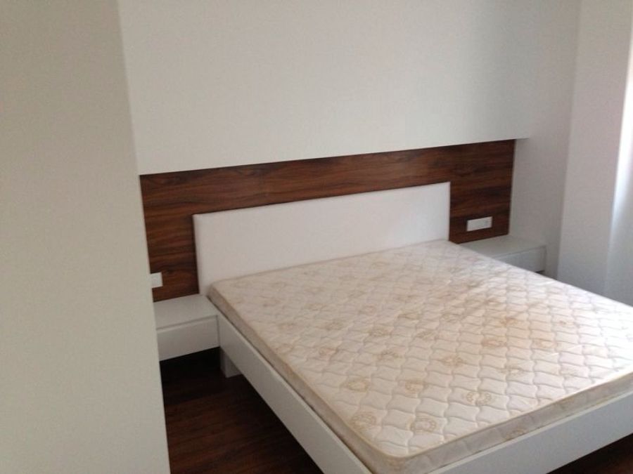 ARO DE CAMA CON MESITAS SUSPENDIDAS